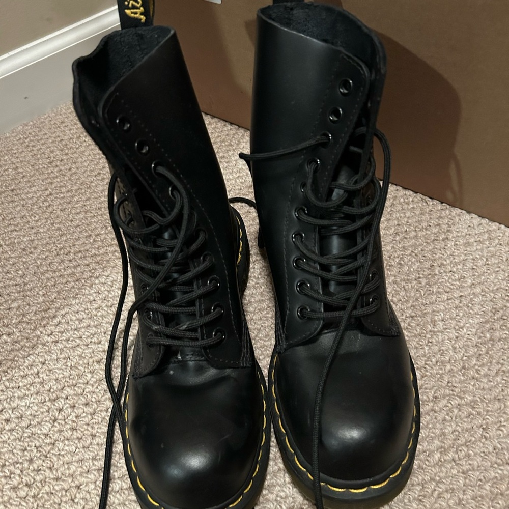 ✨Moving Sale✨ 1460 WOMEN'S SMOOTH LEATHER DOC MARTENS